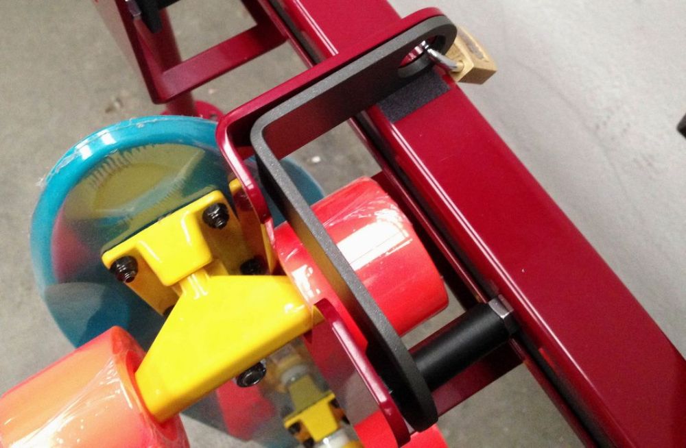 Фотографии Стойка для скейтбородов запираемая