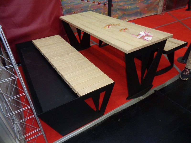 Фотографии Стол со скамьями и подставкой для цветов