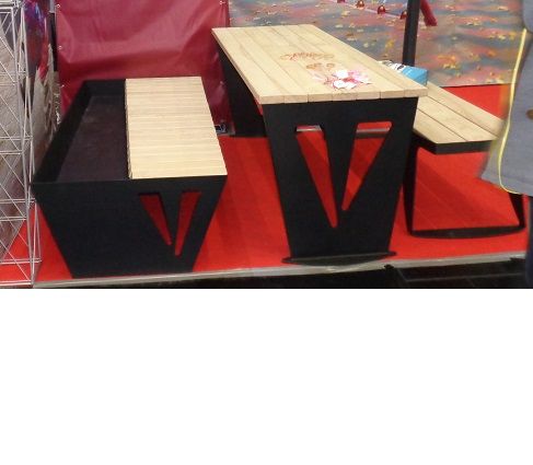 Фото Стол со скамьями и подставкой для цветов