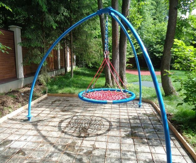 Фотографии Качели-гнездо на трех опорах