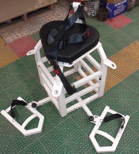 Стул для метания копья, диска, ядра с регулируемыми упорами для ног