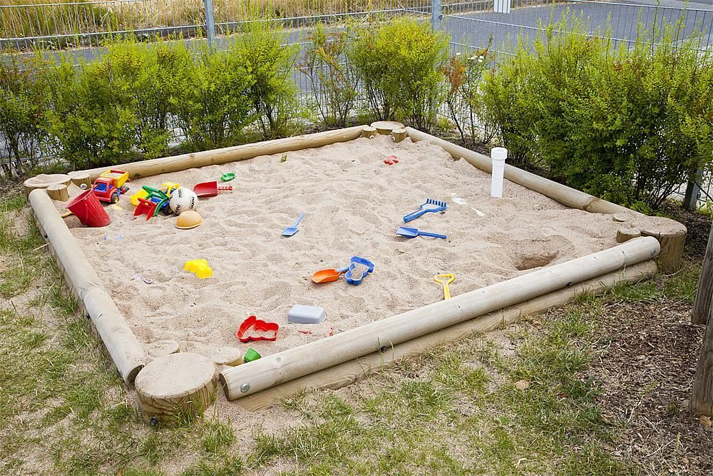 Фото Песочница бревенчатая