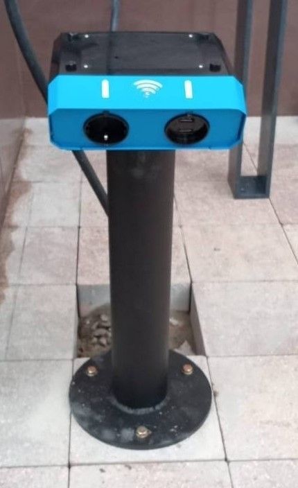 Фотографии Стационарное зарядное устройство и точка доступа Wi-Fi «Валли» на стойке