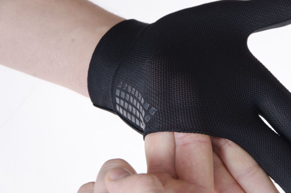 Фотографии Перчатка бильярдная «WB» (черно-красная), защита от скольжения