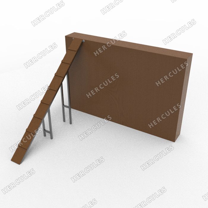 Фото Забор с наклонной доской для школьной полосы препятствий