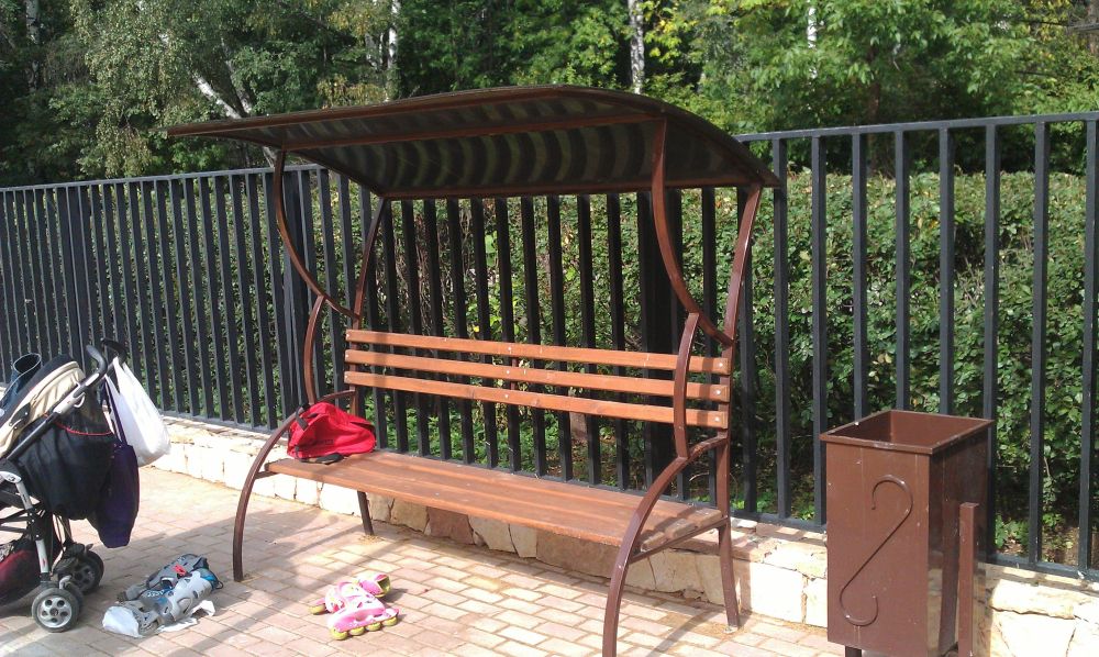 Фото Лавочка с крышей