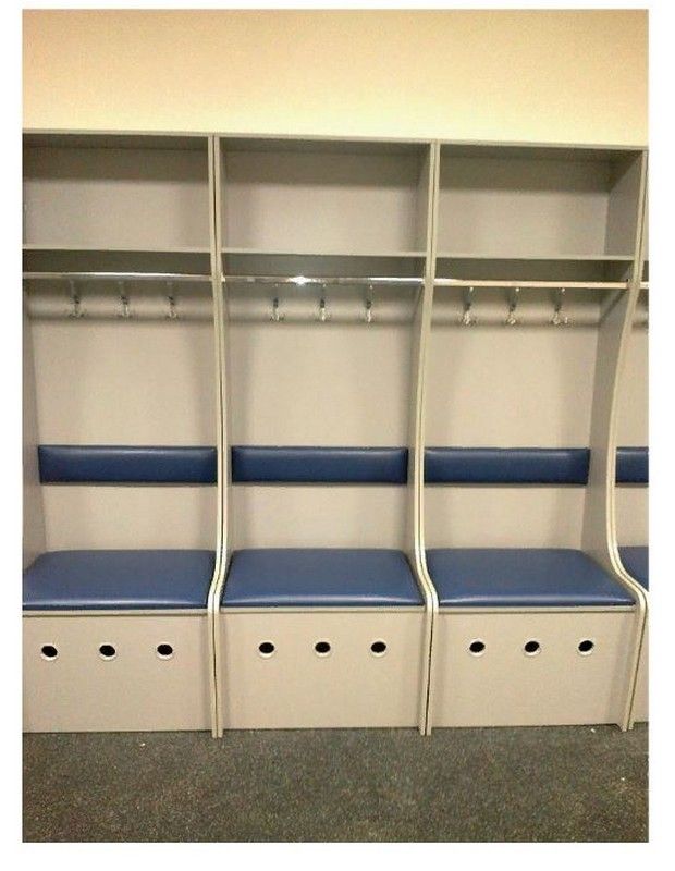 Фотографии Место индивидуальное для переодевания хоккеиста или вратаря