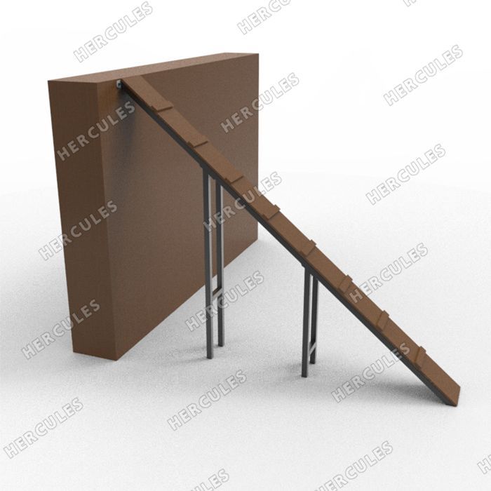 Фотографии Забор с наклонной доской для школьной полосы препятствий